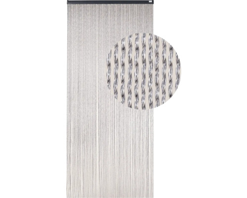 Dekorative Fadengardine mit silberfarbenen Fäden als Raumteiler oder Fensterdekoration.