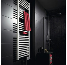 Modernes Badezimmer mit weißem Handtuchheizkörper in Leiterform an einer dunkelgrauen Fliesenwand neben einer begehbaren Dusche.