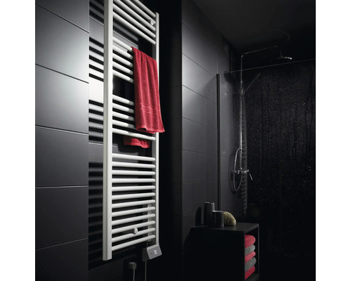 Modernes Badezimmer mit weißem Handtuchheizkörper in Leiterform an einer dunkelgrauen Fliesenwand neben einer begehbaren Dusche.