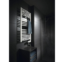 Moderner weißer Handtuchheizkörper an einer dunklen Fliesenwand neben einer Glasdusche in einem Badezimmer.