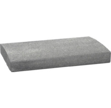 Rechteckiger Pflasterstein aus grauem Beton mit körniger Oberflächenstruktur.