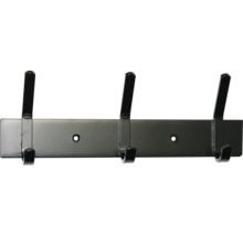 Schwarze Garderobenleiste aus Metall mit drei Doppelhaken und Befestigungslöchern.