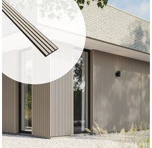 Fassade eines Hauses mit Holzlamellenverkleidung