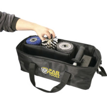 Schwarze Werkzeugtasche mit Far Tools Logo, Fächern für Bürstenaufsätze und einer Hand beim Einsortieren der Bürsten.
