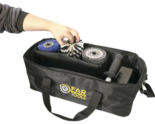 Schwarze Werkzeugtasche mit Far Tools Logo, Fächern für Bürstenaufsätze und einer Hand beim Einsortieren der Bürsten.