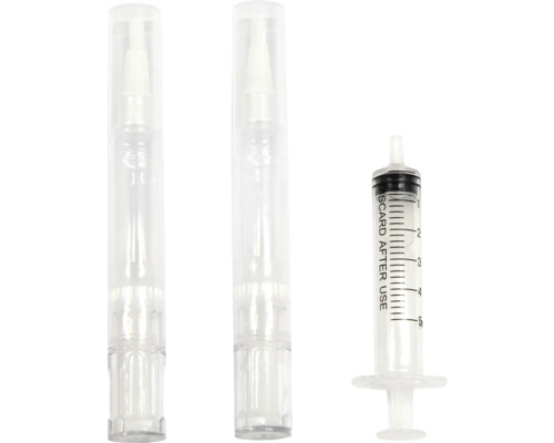 Drei transparente Applikationsspritzen mit Dosierungsanzeige