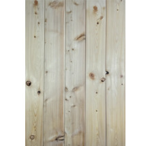 Holzpaneele aus hellem Nadelholz mit natürlicher Maserung und Astlöchern.
