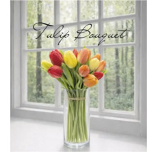 Bunter Tulpenstrauß in einer klaren Glasvase auf einer Fensterbank vor einem hellen Fenster.