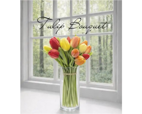 Bunter Tulpenstrauß in einer klaren Glasvase auf einer Fensterbank vor einem hellen Fenster.