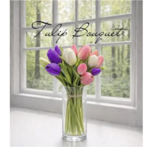 Tulpenstrauß in einer Glasvase auf einer hellen Fensterbank vor einem Fenster mit Blick ins Grüne.