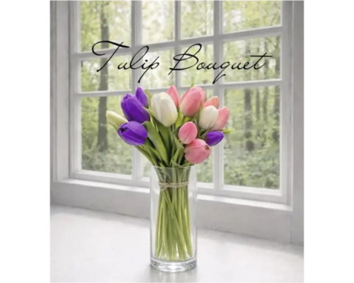 Tulpenstrauß in einer Glasvase auf einer hellen Fensterbank vor einem Fenster mit Blick ins Grüne.