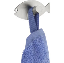 Wandhaken aus Edelstahl in Fischform mit einer blauen Handtuchschlaufe.