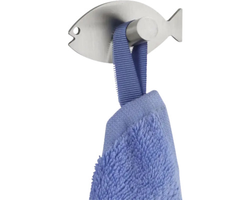 Wandhaken aus Edelstahl in Fischform mit einer blauen Handtuchschlaufe.
