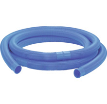 Blauer geriffelter Poolschlauch aus Kunststoff, aufgerollt.
