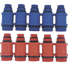 Set aus 10 Schlauchverbindern aus Kunststoff, fünf blau und fivnf rot, mit Außengewinde und schwarzen Dichtungsringen.