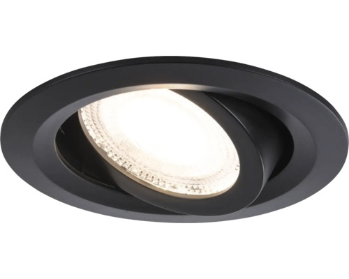 Schwenkbarer LED Einbaustrahler in Schwarz, rundes Design mit eingeschaltetem Leuchtmittel.