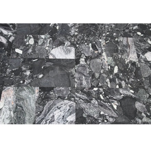 Nahaufnahme von Bodenfliesen aus Naturstein