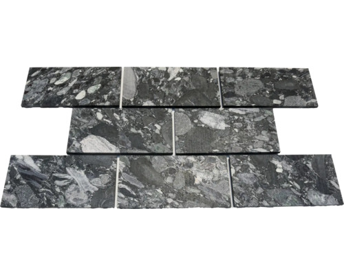 Natursteinfliesen im Verband verlegt, schwarz-grauer Granit mit ausgeprägter Maserung und hellen Einschlüssen.