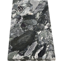 Natursteinplatte mit einer Oberfläche aus verschiedenen Gesteinsfragmenten in Grau, Schwarz und Weiß.