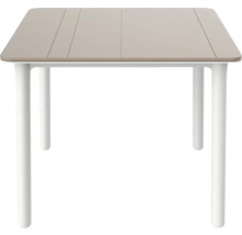 Rechteckiger Gartentisch mit abgerundeten Ecken, Tischplatte mit Längsrillen und vier runden Tischbeinen.