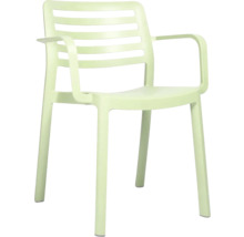 Stapelbarer Gartenstuhl aus Kunststoff mit Armlehnen und Lattenrücken.