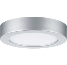 Runde LED-Deckenleuchte in Silber mit weißem Diffusor, flaches Design für die Deckenmontage.