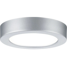 Flache, runde LED-Deckenleuchte mit silberfarbenem Metallgehäuse und weißem Diffusor.