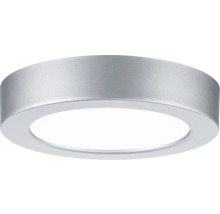 Runde, silberfarbene LED-Aufbauleuchte für die Decke mit matter Oberfläche.