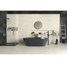 Modernes Badezimmer mit freistehender Badewanne in Anthrazit, begehbarer Dusche und hellbeigen Fliesen in Steinoptik.