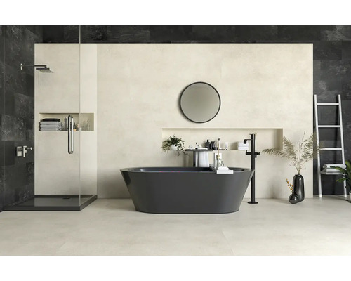 Modernes Badezimmer mit freistehender Badewanne in Anthrazit, begehbarer Dusche und hellbeigen Fliesen in Steinoptik.
