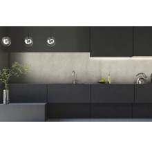 Moderne Küche mit grifflosen Unterschränken, Rückwand in Betonoptik, verchromter Spültischarmatur und dekorativen Pendelleuchten.