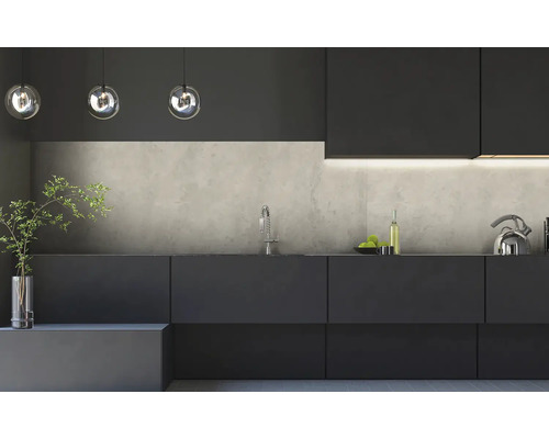 Moderne Küche mit grifflosen Unterschränken, Rückwand in Betonoptik, verchromter Spültischarmatur und dekorativen Pendelleuchten.