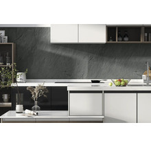Moderne Küche mit Küchenrückwand in Schieferoptik dunkelgrau, weißen Arbeitsplatten, minimalistischen Schränken in Schwarz und Weiß und Küchenzubehör.