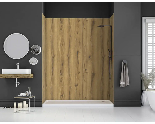 Modernes Badezimmer mit Duschrückwand in Holzoptik, weißer Duschwanne, dunkelgrauen Wänden und minimalistischem Waschtisch mit Rundspiegel.