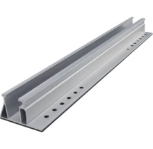 Silberfarbenes Aluminium-Profil mit vorgebohrten Löchern für Montagesysteme.