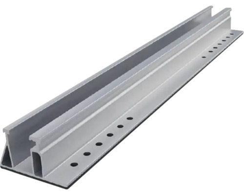 Silberfarbenes Aluminium-Profil mit vorgebohrten Löchern für Montagesysteme.