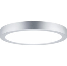Runde, flache LED-Deckenleuchte mit silberfarbenem Rahmen.