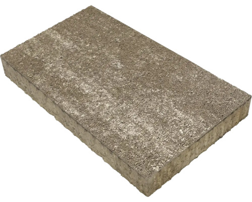 Rechteckige Gehwegplatte aus Beton mit rauer, strukturierter Oberfläche.