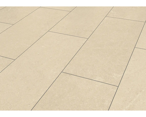 Beige Bodenfliesen aus Feinsteinzeug in Steinoptik im rechteckigen Format.