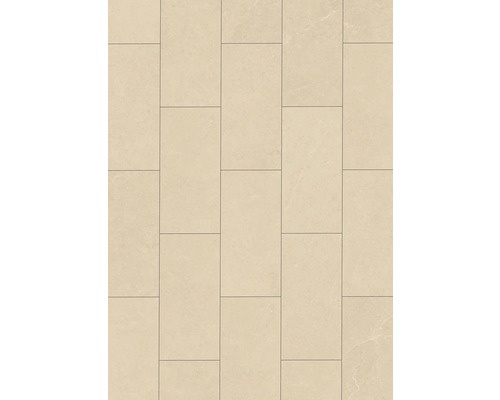 Beige Bodenfliesen oder Wandfliesen in Steinoptik, rechteckiges Format, im Versatz verlegt.
