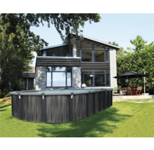 Ovales Aufstellbecken in Holzoptik im Garten vor einem modernen Haus mit Terrasse und Sitzgruppe.