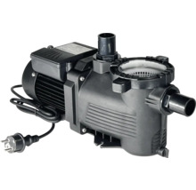 Schwarze Poolpumpe aus Kunststoff mit integriertem Vorfilter und Stromkabel.
