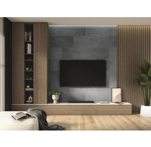 Modernes Wohnzimmer mit grauer Steinwand hinter dem Fernseher, Holzregal, niedrigem Sideboard und vertikalen Holzpaneelen an der Wand.