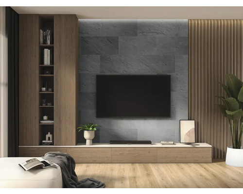 Modernes Wohnzimmer mit grauer Steinwand hinter dem Fernseher, Holzregal, niedrigem Sideboard und vertikalen Holzpaneelen an der Wand.