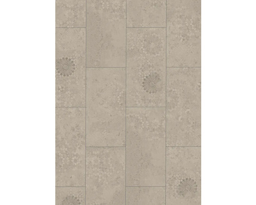 Bodenbelag in Fliesenoptik mit Ornament-Muster und Steinstruktur in rechteckigem Format.