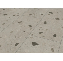 Bodenfliese aus Feinsteinzeug in Terrazzo-Optik mit markanten dunklen Einschlüssen.