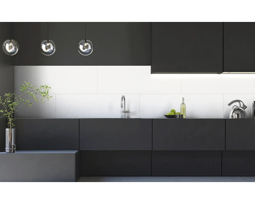 Moderne Küche mit weißen Wandfliesen, dunklen matten Schränken, einer silbernen Armatur und gläsernen Pendelleuchten.