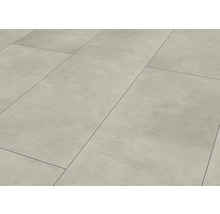 Bodenbelag in Betonoptik mit großformatigen Fliesen und strukturierter Oberfläche in hellem Grau