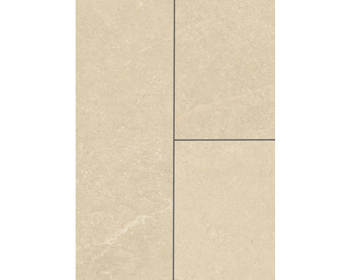 Beige Bodenfliesen oder Wandfliesen in Steinoptik mit feiner Struktur und dunklen Fugen.