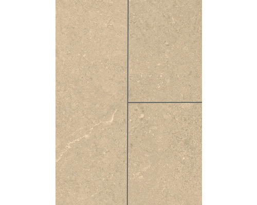 Bodenfliese aus Feinsteinzeug in beige Steinoptik mit dunklen Fugen.